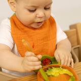 Kind am Essen mit Karotten-Lätzchen "Cathy the Carrot" von Oli&Carol