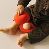 Kind am Spielen mit Stack&Bounce Spielzeug Pepa the Apple von Oli & Carol