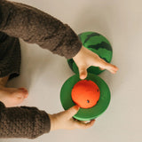 Kind am Spielen mit Stack&Bounce Spielzeug Wally the Watermelon von Oli & Carol