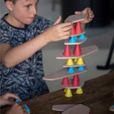 Kind baut Turm mit Piks Balancierspiel von Oppi