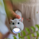 Kind hält Katzen-Kindertaschenlampe von Rabbit & Friends