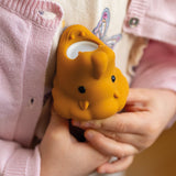 Kind mit Löwen-Taschenlampe von Rabbit & Friends im Arm