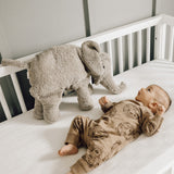 Baby in Bett mit Kuscheltier & Wärmekissen großer Elefant von Senger Naturwelt