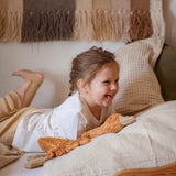 Kind liegt in Bett mit Kleine Gans von Senger Naturwelt im Farbton Rost