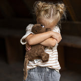 Kind beim Kuscheln mit dem kleinen Biber von Senger Naturwelt