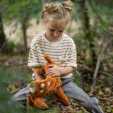 Kind mit dem kleinen Senger Naturwelt Reh beim Spielen im Wald