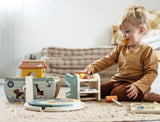 Kind spielt mit Klopfspiel Safari mit Xylophon