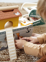 Kind spielt mit Steckspiel Arche Noah von small foot