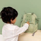 Kind zeigt auf Großen Kinderrucksack Mr. Dragon von Trixie