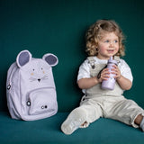 Kind mit kleiner Trinkflasche Mrs. Mouse und Rucksack Mrs. Mouse von Trixie
