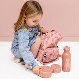 Kind mit Kinderrucksack Charming Cat, Trinkflasche und Lunchbox von Trixie