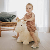 Hüpftier Einhorn von Wild & Soft_mit Kind_01