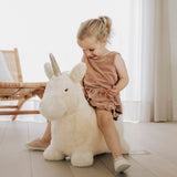 Hüpftier Einhorn von Wild & Soft_mit Kind_02