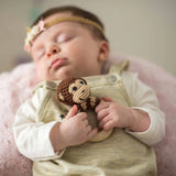 Gehäkelter Greifling Affe CHARLIE von SindiBaba_Detailaufnahme mit Baby