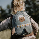 Kind mit Kinderrucksack Große Rakete Cooper aus Kunstleder von Little Who-Nahaufnahme