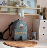 Kinderrucksack Große Rakete Cooper aus Kunstleder von Little Who-im Kinderzimmer stehend