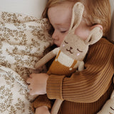 Hase aus Baby-Alpakawolle von Main Sauvage_Latzhose_Detailaufnahme