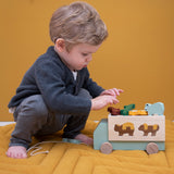 Holz-LKW mit Tieren von Trixie_Detailbild mit Kind_2