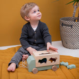 Holz-LKW mit Tieren von Trixie_Detailbild mit Kind