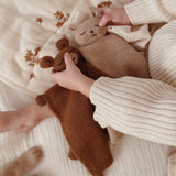 Main Sauvage-Schmusetuch aus Baby-Alpakawolle-Teddy_mit Kind01