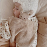 Main Sauvage Schmusetuch aus Baby-Alpakawolle_Hase-sandfarben_mit Kind02