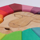 Nahaufnahme von Gesicht von Grimm's Bauspiel Regenbogenlöwe aus Massivholz
