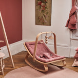 Babywippe LEVO von Charlie Crane mit Bezug in Bois de Rose mit Baby-Spielbogen