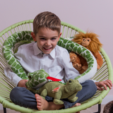 Teddy-Hermann-Kuscheltier-gruene-Schlange-mit-Kind