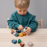 Kind mit Schnürspielzeug von Trixie