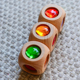 Bauspiel Zauberwürfel auf Boden liegend