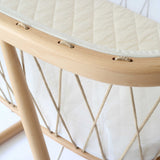 Nahaufnahme von Babywiege KUMI von Charlie Crane mit Schnüren in beige