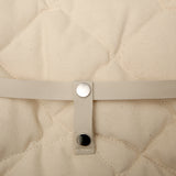 Detailansicht Druckknopf von Babywippe LEVO von Charlie Crane mit Fell Bezug "Fur Milk"