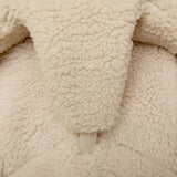 Detailansicht Gurt von Babywippe LEVO von Charlie Crane mit Fell Bezug "Fur Milk"