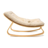 Seitenansicht von Babywippe LEVO von Charlie Crane mit Fell Bezug "Fur Milk"