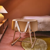 Moseskorb von Charlie Crane in Camel-Farbton mit Gestell in Zimmer stehend