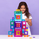 Kind baut mit Connetix Bright Portal Set