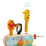 Giraffe springt aus Multi Pop Spiel von Djeco aus Holz