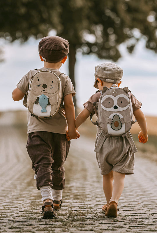 Kinder mit Kindergartenrucksack