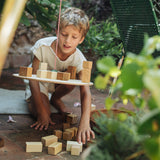 Kind spielt im Garten mit "Das Pendel" Balancierspiel von Grapat