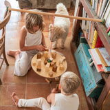 Kinder spielen mit Das Pendel Balancierspiel von Grapat