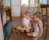 Kinder spielen mit "Das Pendel" Balancierspiel von Grapat