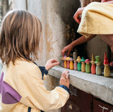 Kinder beim Spielen mit 12 Fancy Nins von Grapat mit Hüten