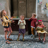 4 Kinder mit 12 Fancy Nins von Grapat im Hintergrund