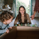 Kinder am Spielen mit Forest Tree Holzbäumen von Grapat