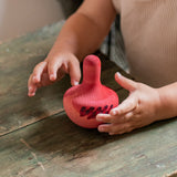 Kinderhände mit Chill Pink Holzkreisel von Grapat