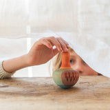 Kind spielt mit Grapat Holzkreisel Mellow Orange Bird