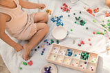 Kind am Spielen mit Mis & Match Holz-Sortierset von Grapat in edler Holzbox