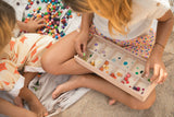Kinder am Spielen mit Mis & Match Holz-Sortierset von Grapat