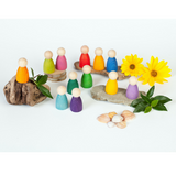 Grapat Nins 12 Holz Spielfiguren in Regenbogenfarben auf Hölzern und Steinen platziert