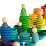 Nahaufnahme von 120-teiligem Holz-Spielset Carla von Grapat in Regenbogenfarben